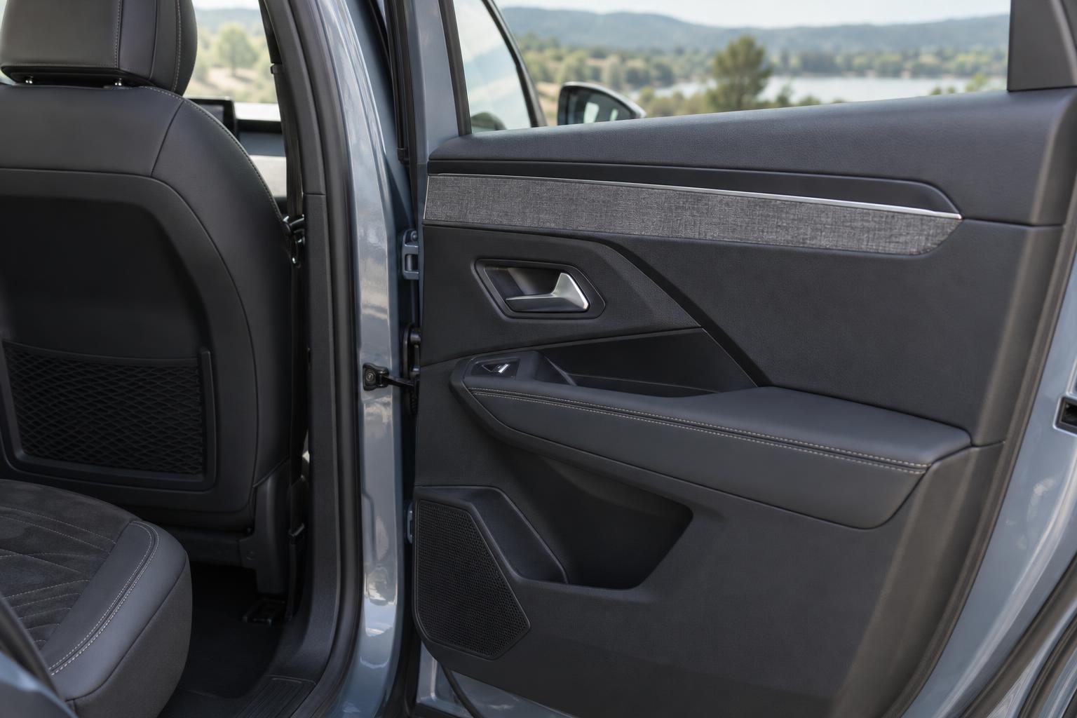 Rear passenger door handle inside a Peugeot 5008.