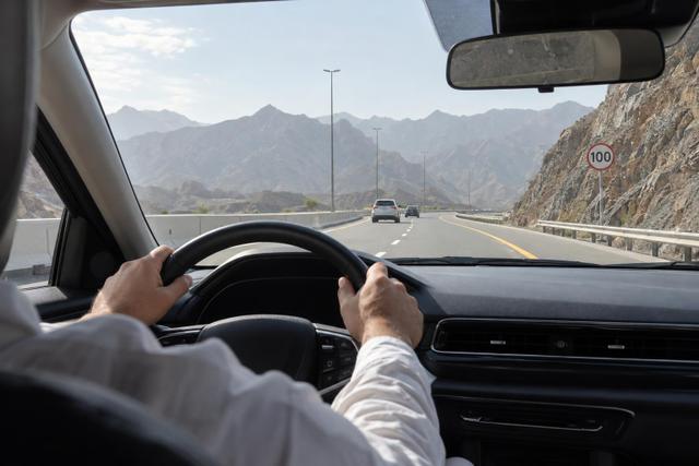 A driver approaching a 100 km/h sign on the Fujairah–Khorfakkan Road.