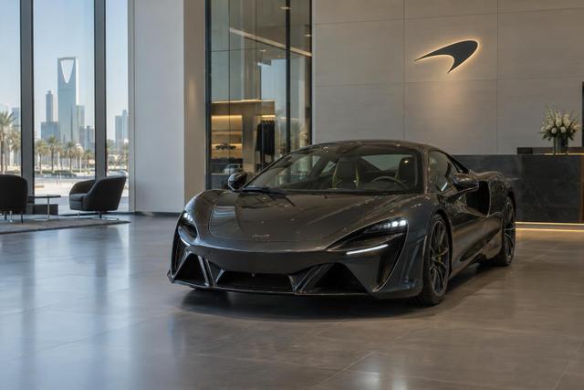 A McLaren Artura displayed inside a premium Riyadh showroom.
