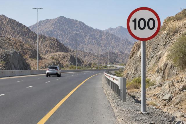 A 100 km/h speed-limit sign beside the Fujairah–Khorfakkan Road.