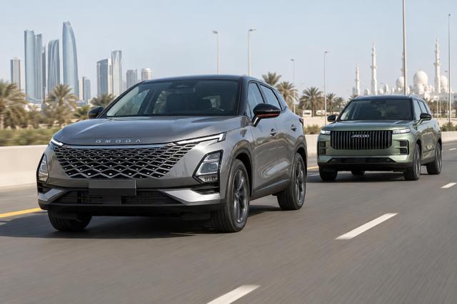 An OMODA C5 and JAECOO J7 drive on a motorway outside Abu Dhabi.